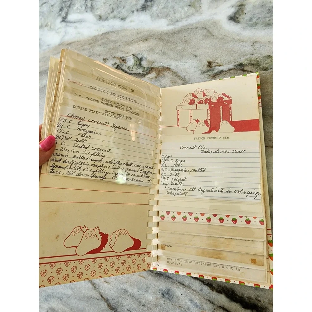 Vintage‎ 1985 Current Strawberry Recipe Saver Album with Recipes!!